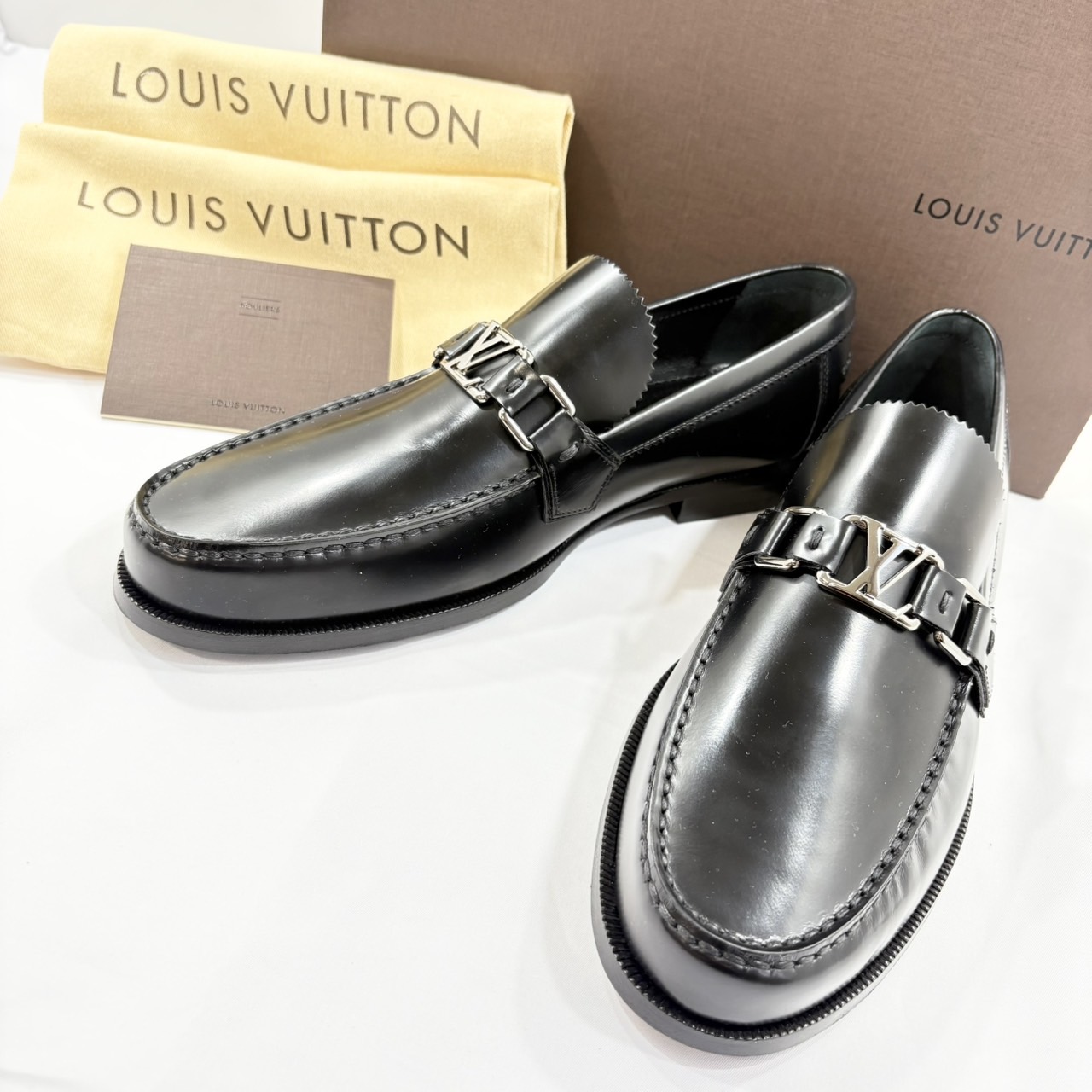 WMNS) LOUIS VUITTON Monogram Leather Logo Loafers 'Brown' 1A8VKZ