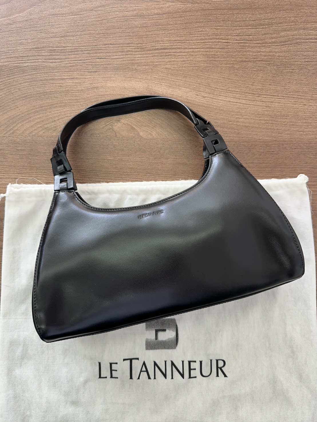LE TANNEUR レザーショルダーバッグ ブラック LETANNEUR #ルタヌア 