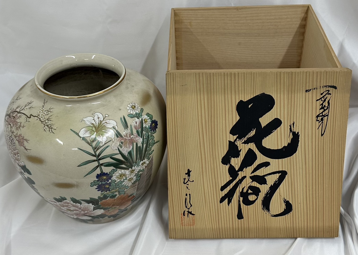 北九州市八幡東区で骨董品買取！【色絵鳳凰花菊文 大壺】共箱付きの