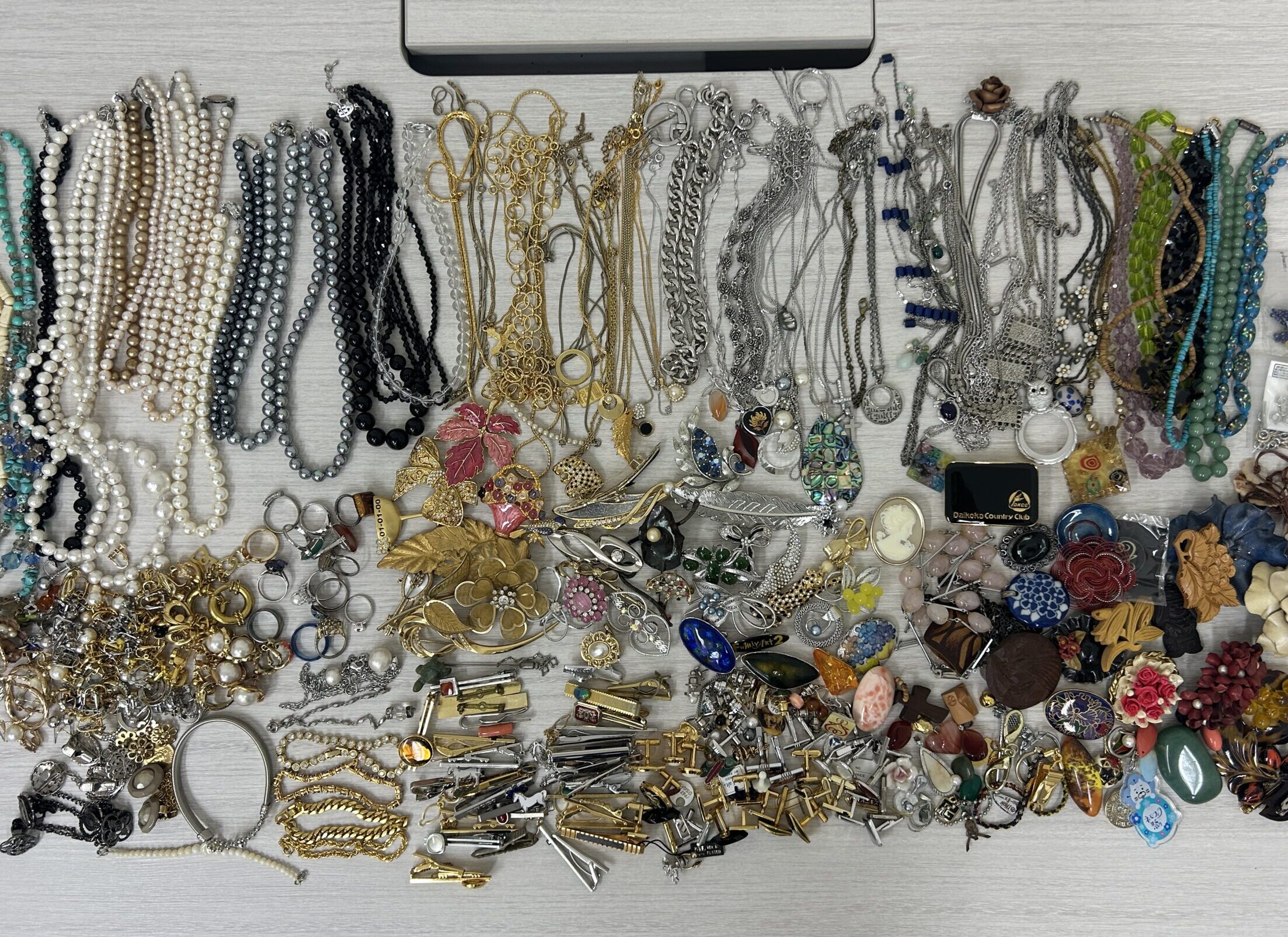 貴金属 メッキ イミテーション アクセサリー 約6kg ジャンク品 ✨【イミテーション（メッキ）アクセサリーをお買取りさせていただき